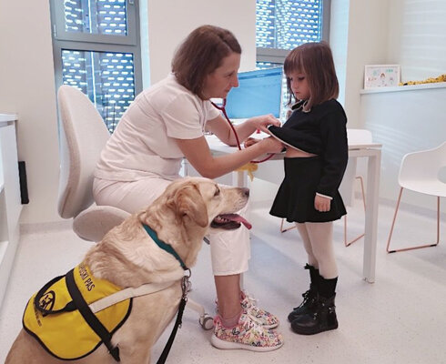 Poliklinika Helena postaje pet friendly — terapijski psi kao podrška našim malim pacijentima