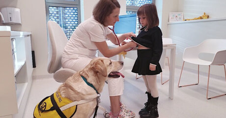 Poliklinika Helena postaje pet friendly — terapijski psi kao podrška našim malim pacijentima