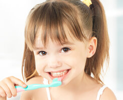 Kada početi prati zube djetetu?
